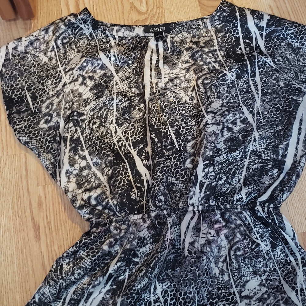 Nixe dress top.